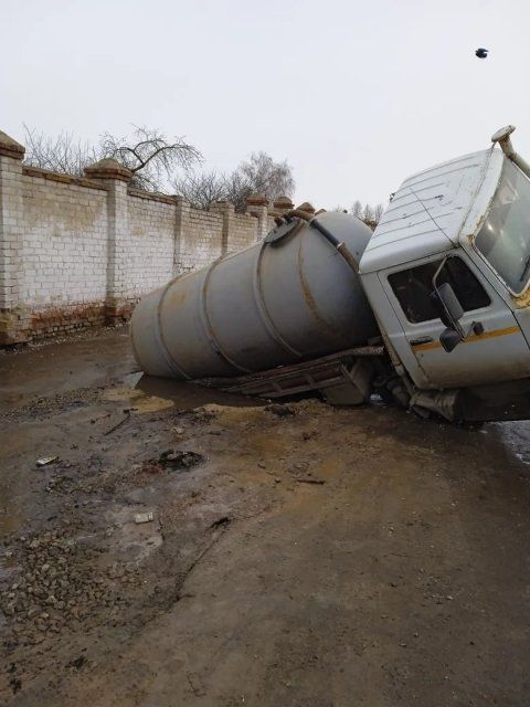 Ассенизаторская машина провалился под землю на улице Калинина в Орле