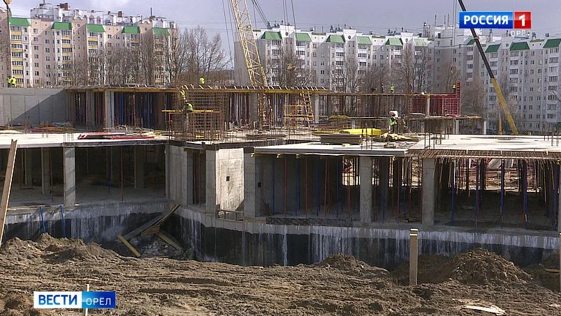 Сейчас школу на ул. Радзевича-Белевича возводят 75 человек и 13 единиц техники.