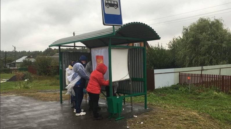 Под Орлом голосовали прямо на трассе