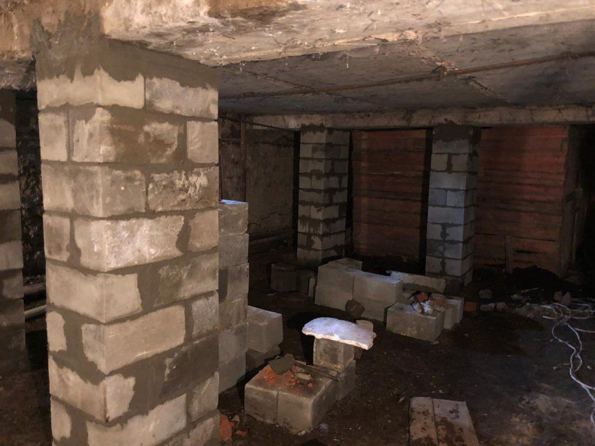 После обрушения подвала в опасном доме в Орле начались противоаварийные работы