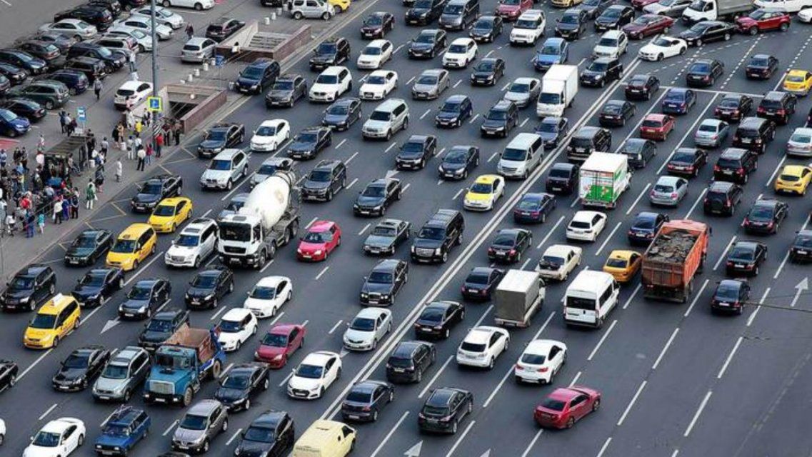 В знак протеста против роста цен на бензин российские водители парализуют движение