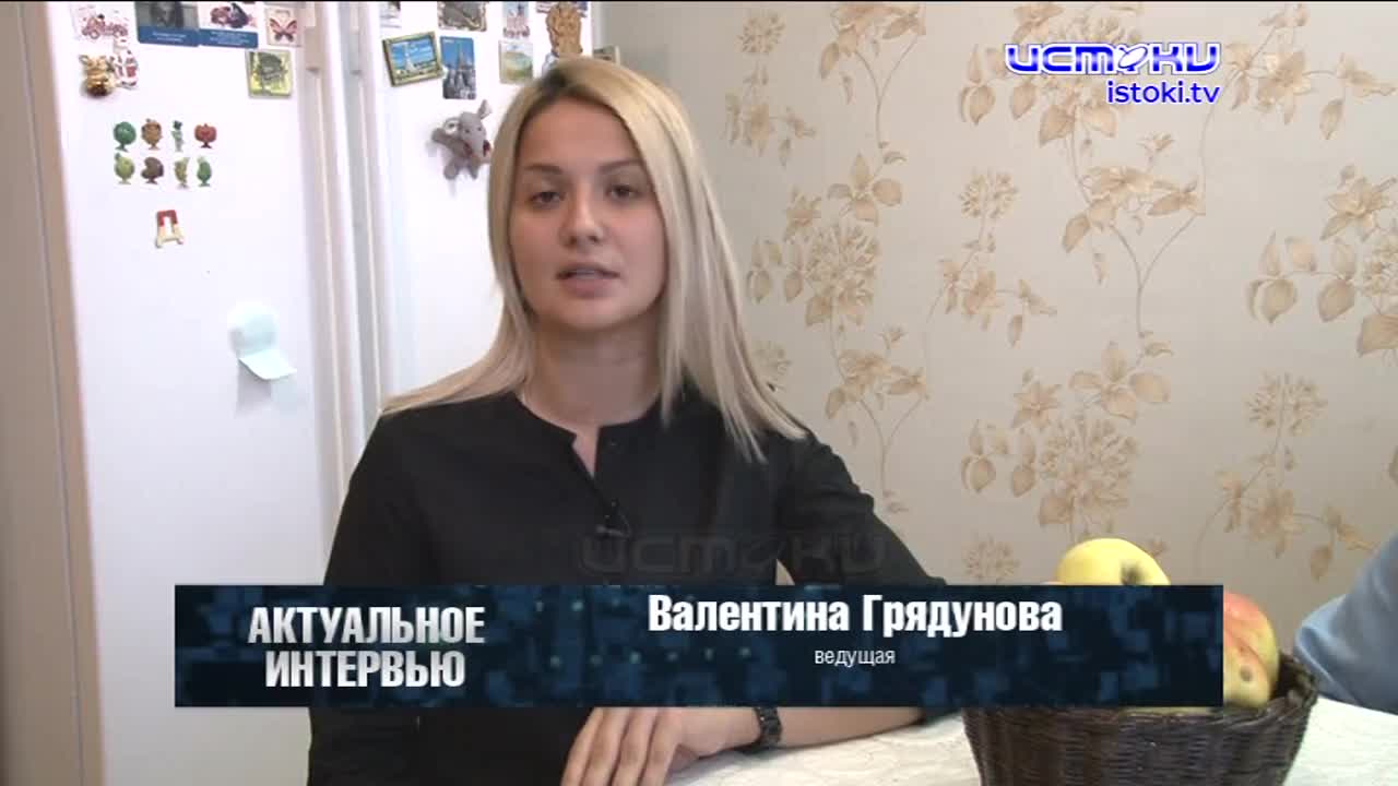 орловская мастерица плетет корзины из газет