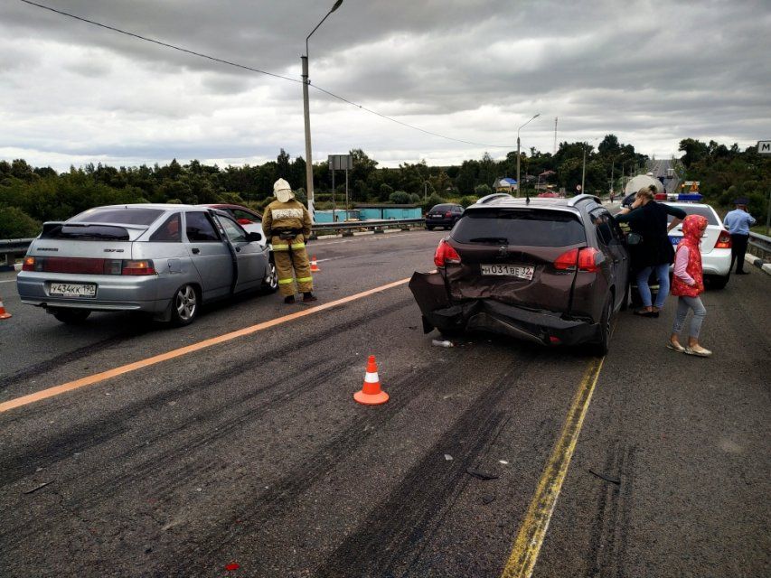 На трассе М-2 в Орловской области два пенсионера пострадали в ДТП с легковушками