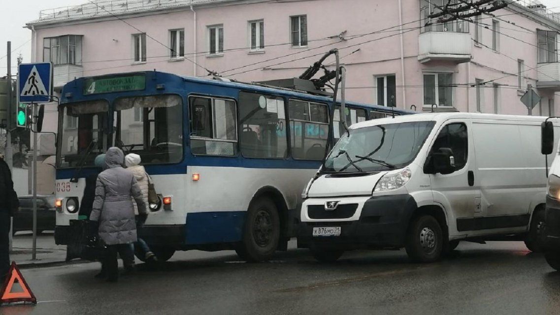 В Орле троллейбус покалечил микроавтобус в районе сквера Гуртьева