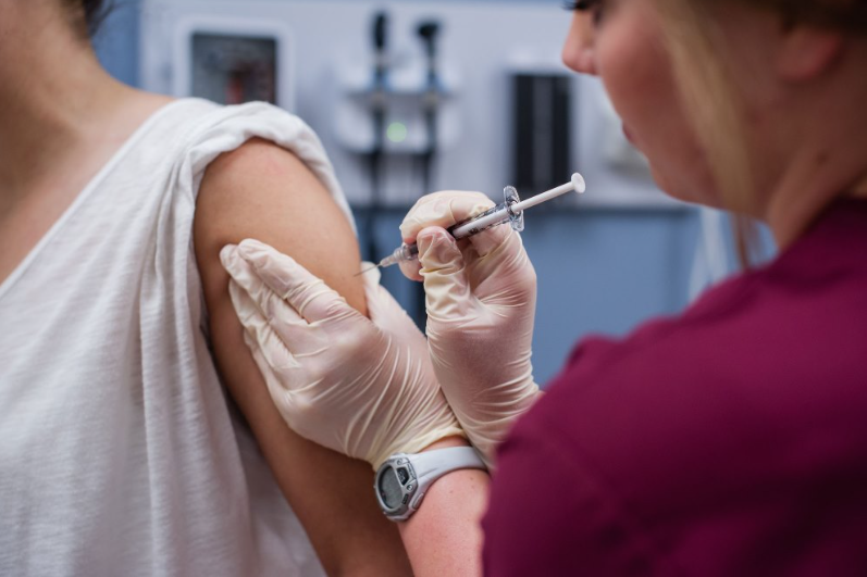 Почти половина жителей Орловской области привилась от коронавируса