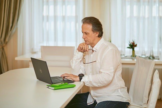 Мужчины Орловщины идут в онлайн: трафик на парфюмерные сайты вырос на 41%