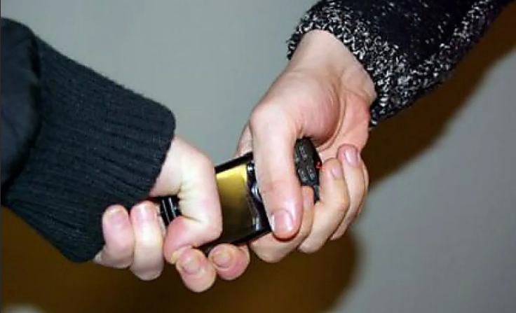 В баре у орловчанки из рук незнакомец выхватил телефон и скрылся