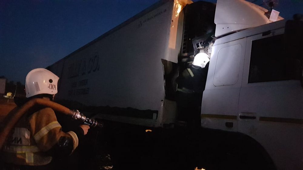 На окраине Орла сгорел холодильник в полуприцепе МАЗа