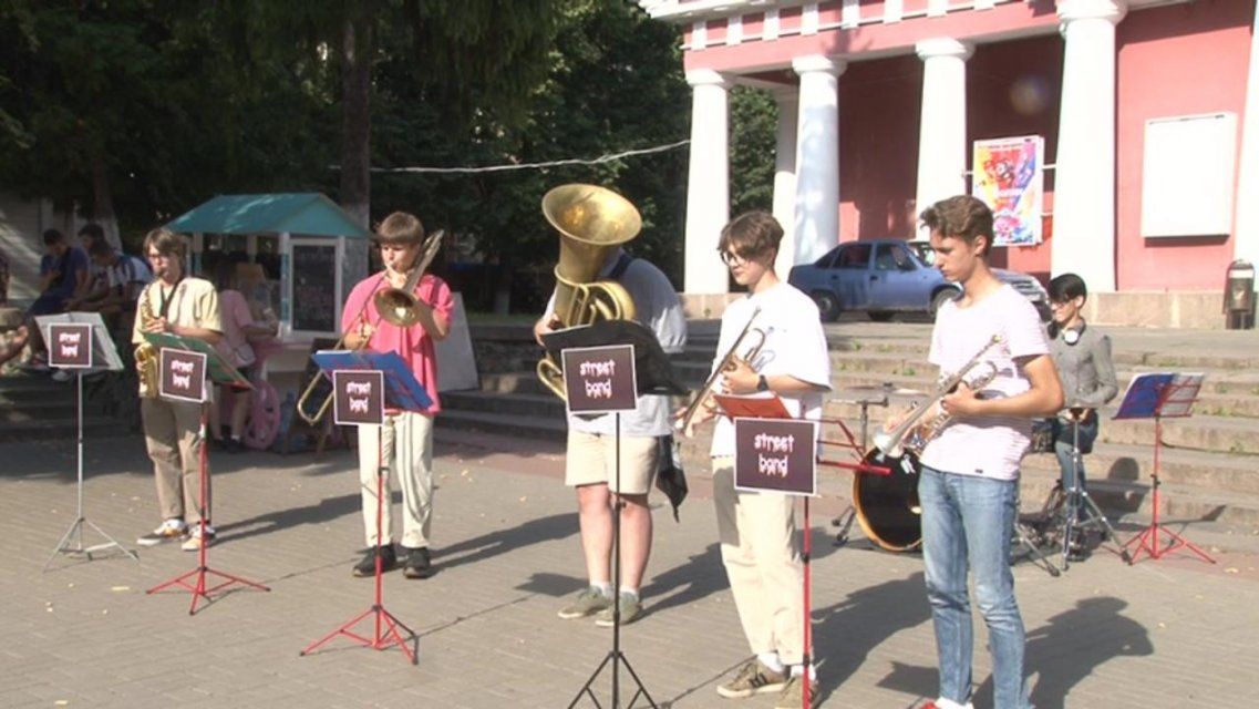В Орле стрит-бэнд дал заключительный концерт под открытым небом 