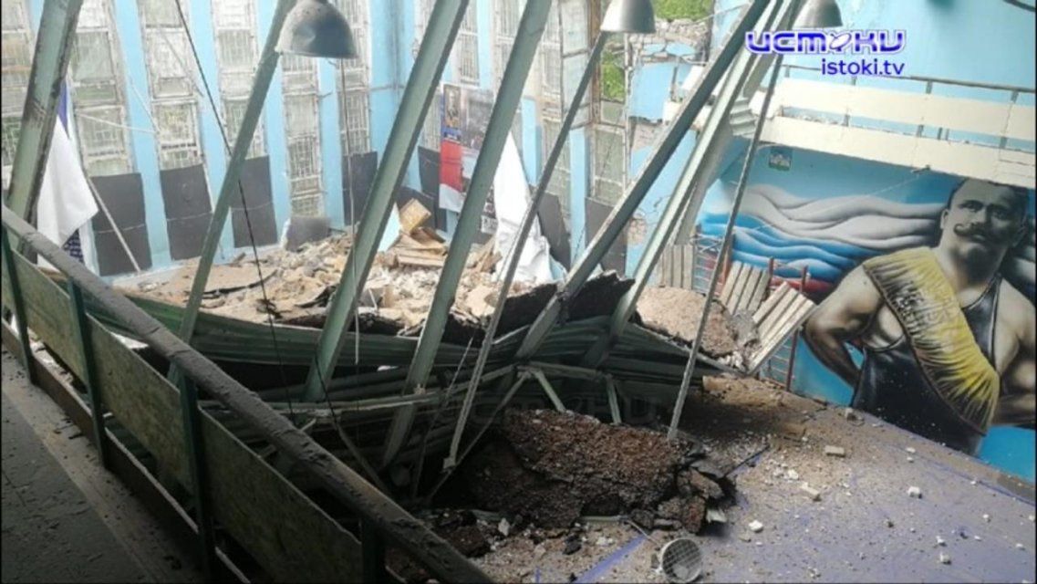 Рухнула крыша над спортзалом: фото и подробности ЧП в орловском общежитии