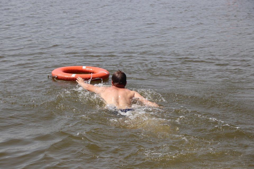 На озере Светлая жизнь едва не утонул парень