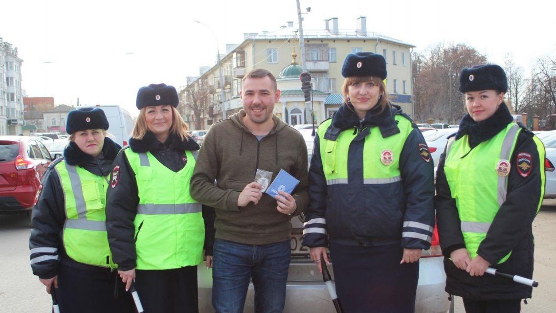 И подарки вручили, и о ПДД напомнили: в Орле сотрудницы ГИБДД поздравили водителей 