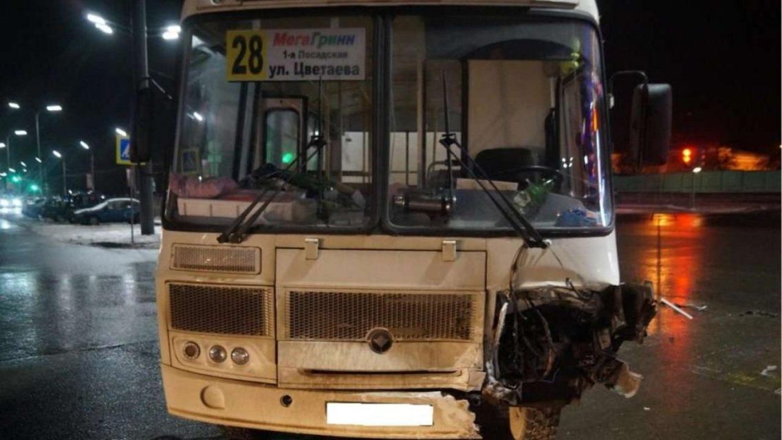 Маршрутка, два автомобиля и светофор стали участниками ДТП в Орле