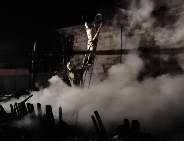 Из-за неисправной печки в Ливенском районе загорелись дом и баня