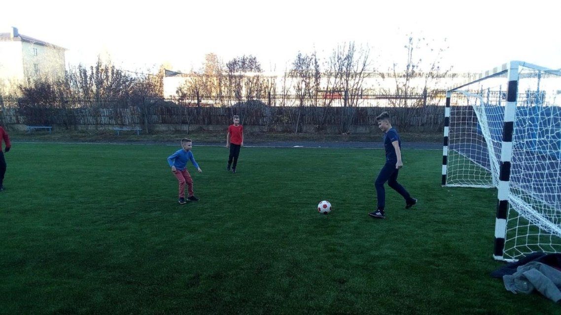 В Орле открыли новую спортплощадку с искусственным покрытием за 2,5 млн