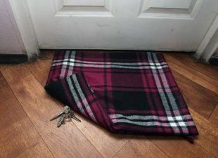 Ключи под ковриком. Полицейские нашли подозреваемую в краже 25 тысяч рублей