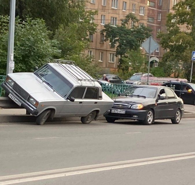 В Орле очевидцы сняли залетевший на барьерное ограждение автомобиль