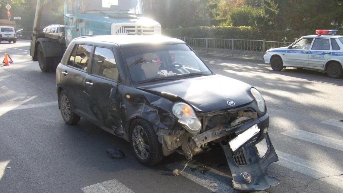 В Орле девушка за рулем «Лифана» врезалась в «Газель» и ЗИЛ: требуются очевидцы