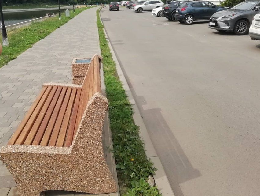 Фотофакт: на орловской набережной установили новые лавочки