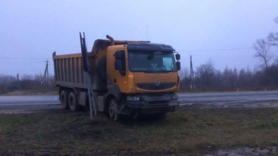 Под Орлом самосвал врезался в указатель из-за пенсионера, нарушившего ПДД