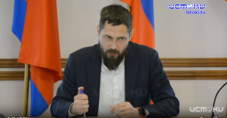 Нет специальных площадок под контейнеры вдоль орловских дорог. Когда их ждать? Интересуются депутаты