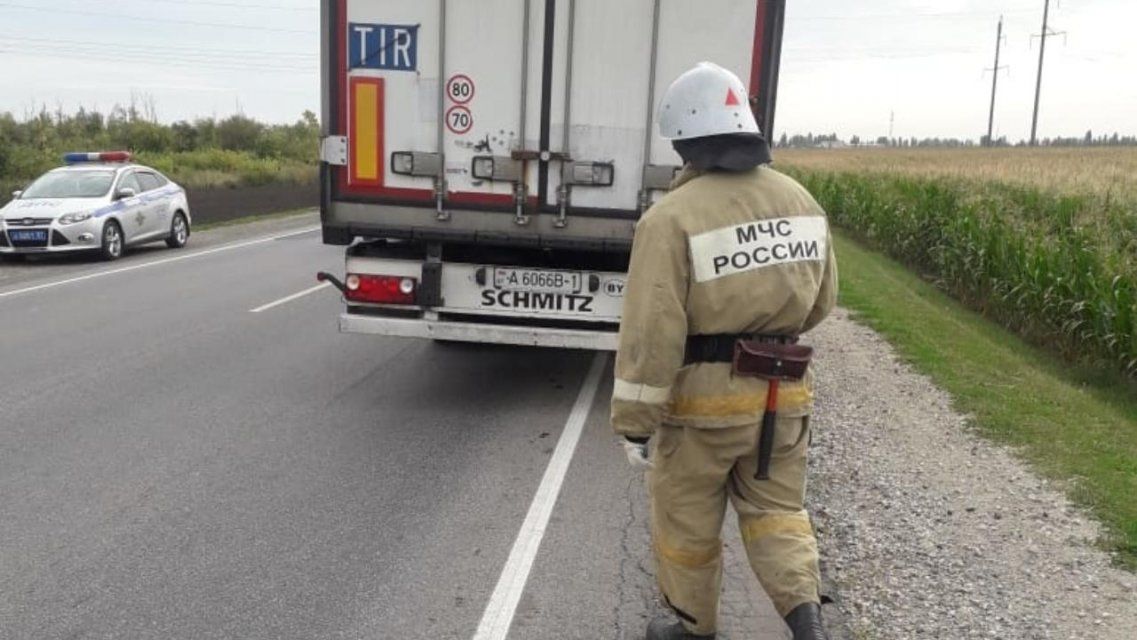 На Орловщине отлетевшее колесо фуры попало в женщину