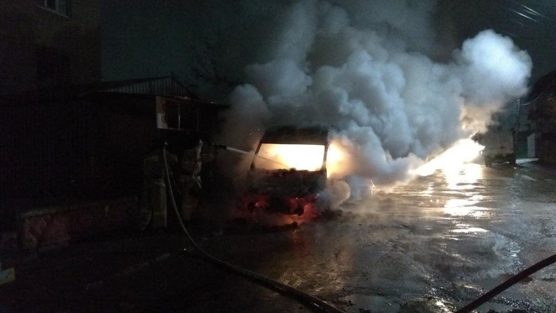 В Орле сгорел дотла микроавтобус