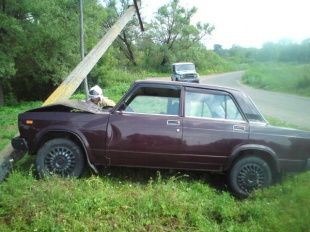 В поселке Тросна водитель автомобиля врезался в столб