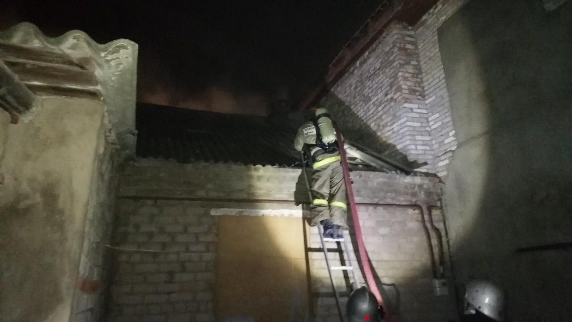 Амчане отапливали дом печкой и едва не сгорели