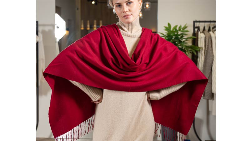 Кашемировый палантин в подарочной упаковке: практичный и стильный новогодний подарок