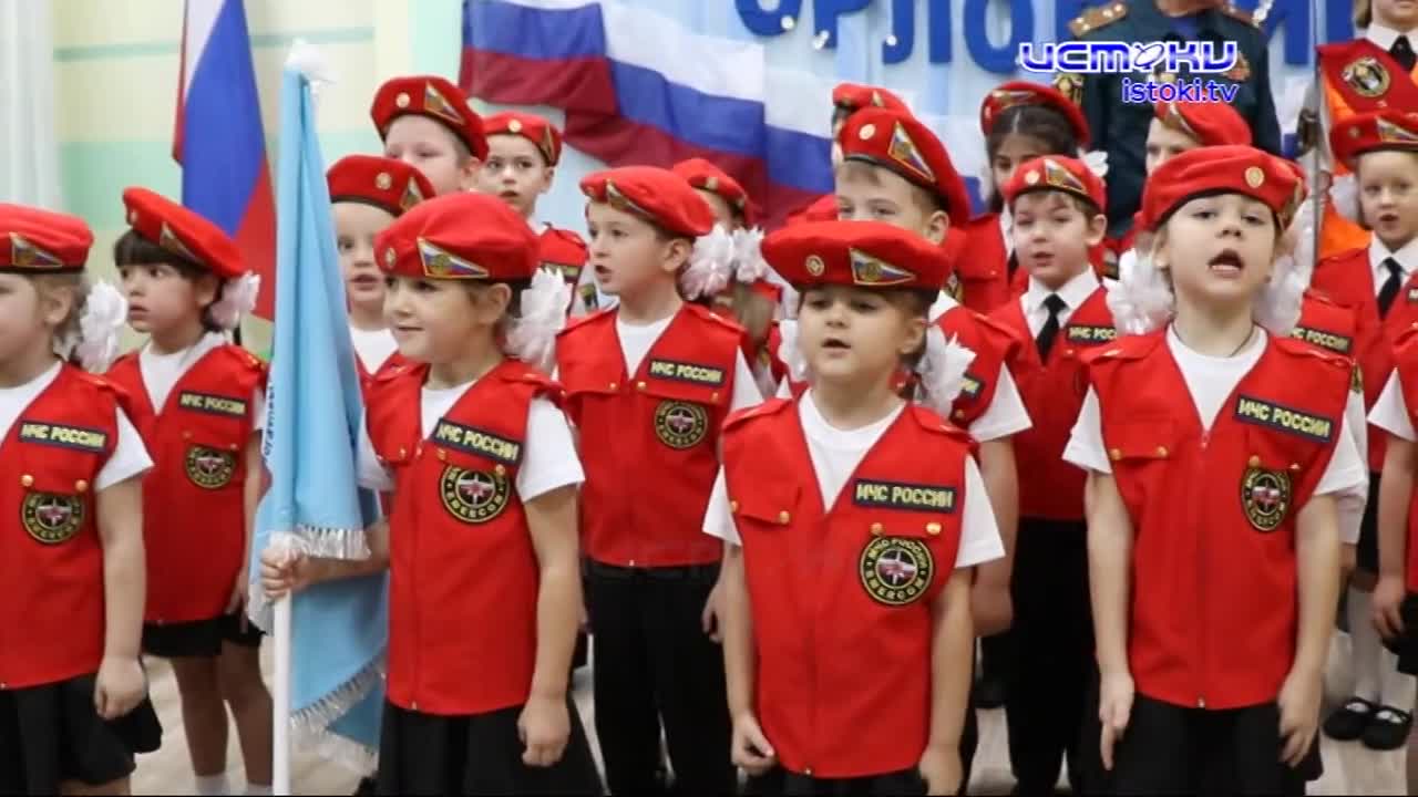 Малышам надели красные береты. Воспитанники болховского детского сада стали кадетами-спасателями