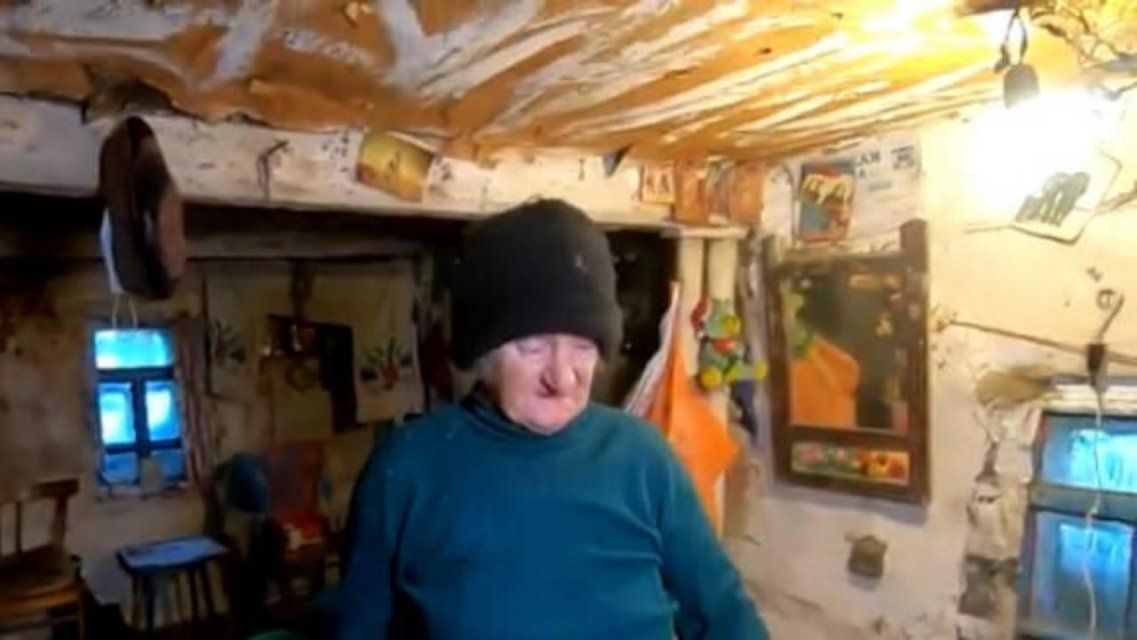 На Орловщине живущая в шалаше старушка наотрез отказывается переезжать
