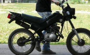 Во Мценске двое парней угнали мотоцикл