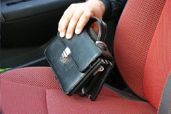 Орловчанин украл у таксиста из авто барсетку с деньгами