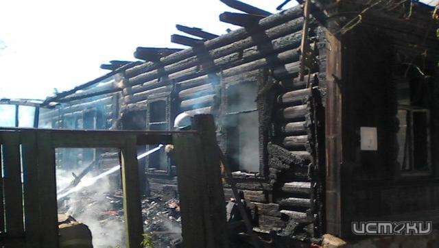 На 1-й Курской загорелся заброшенный дом