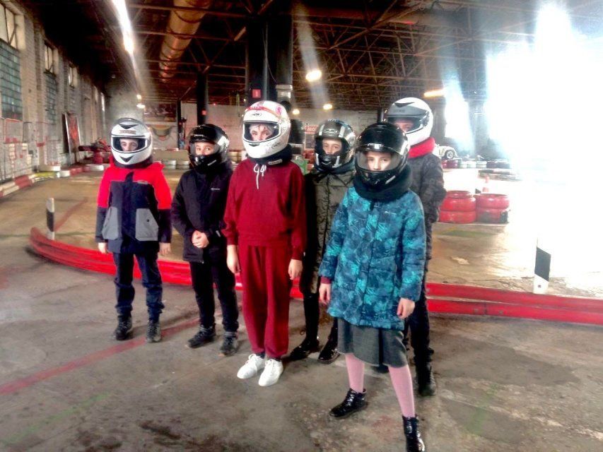 В Орле юные гости из Донбасса познакомились с картингом