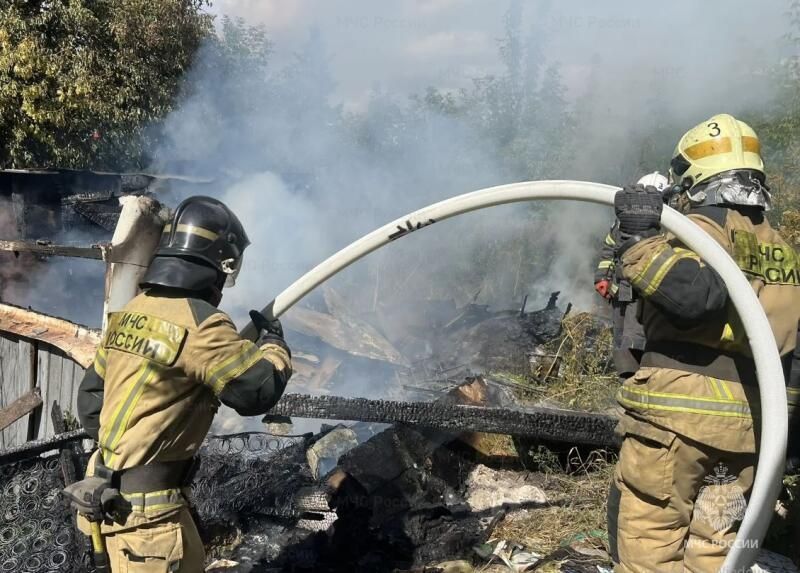 Пожар в жилом доме и возгорание сарая с трактором: сводка МЧС по Орловской области за прошедшие сутки