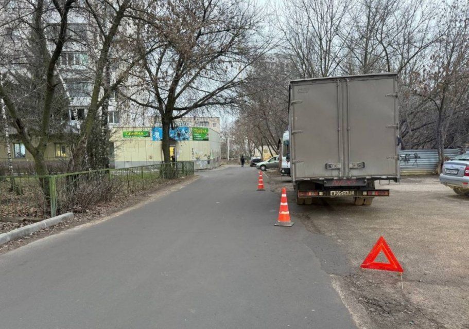 В Орле пенсионерка попала под колеса грузовика во дворе дома