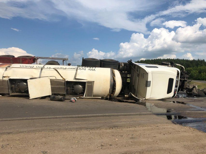 На трассе в Орловской области перевернулась цистерна из Воронежа