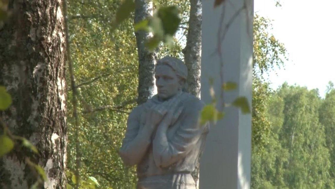 Орловские полицейские высадили деревья в Кривцовском мемориале