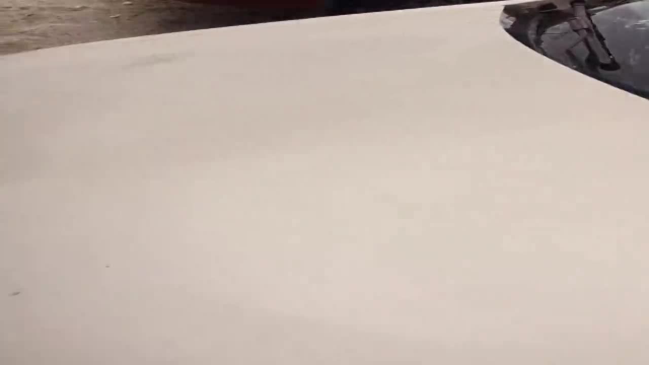 В Орле заледеневший снег, упавший с надземного пешеходного перехода у «Гринна», разбил лобовое стекло «Рено»