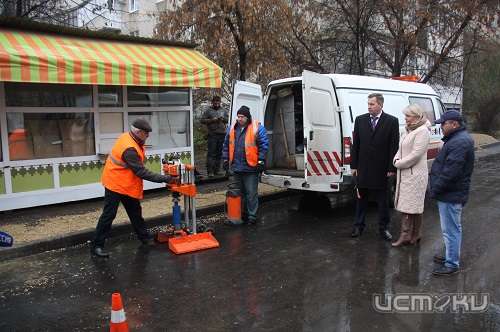 Александр Муромский проверил двор, где асфальт укладывали в дождь
