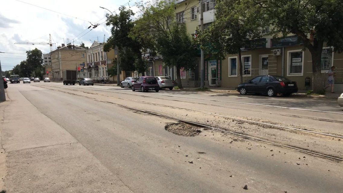 Пока ремонт сквера Ермолова лишь в проекте, орловчане прыгают по ухабам на своих авто