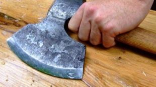 В Орловской области мужчина убил своего собутыльника топором