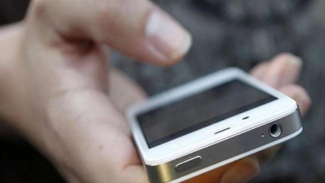 Орловчанин помог девушке поднять сумку и оставил ее без связи