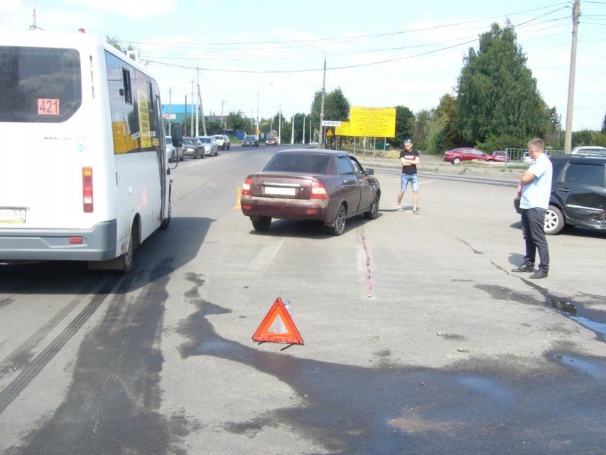 Две «Лады» не поделили дорогу возле Болховского микрорайона: двое пострадали 