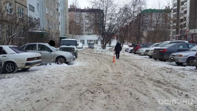 Во дворе одного из домов Орла автомобиль сбил пешехода и скрылся с места ДТП