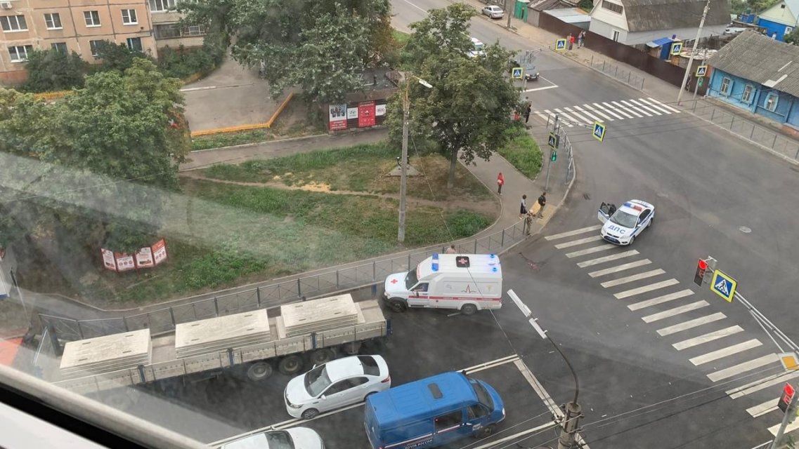 На перекрестке в Орле фура сбила 24-летнюю девушку