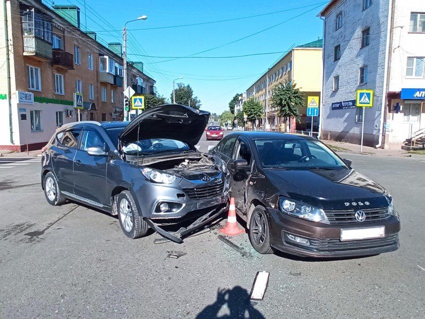 Во Мценске столкнулись две иномарки. Пострадала женщина
