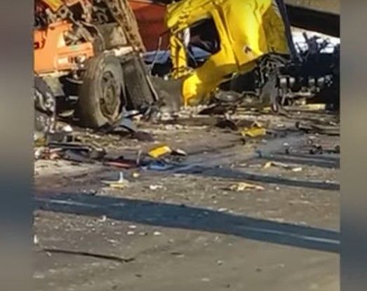 На трассе под Орлом столкнулись три грузовика. Есть погибший